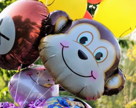 Детски балон с хелий гръмна! Мъж получи изгаряния