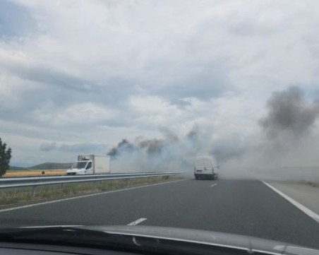 Кола избухна в пламъци на АМ 