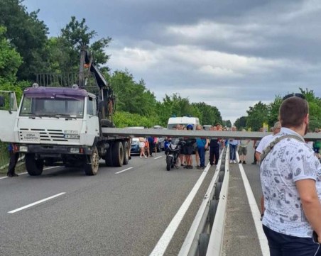 Кран блокира движението между Бургас и Созопол, стотици шофьори са в капана