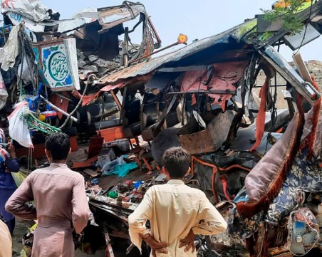 Най-малко седем са загинали при експлозия на пътнически микробус в Пакистан