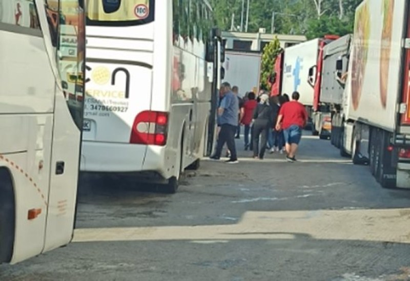 Договорно: Няма ли автобуси на границата с Гърция пускат коли на тяхно място