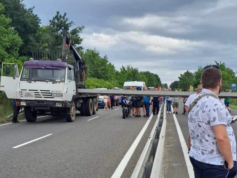 Кран блокира движението между Бургас и Созопол, стотици шофьори са в капана