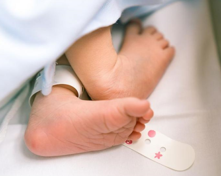 Бебе на три дни е починало в болницата в Луковит, роднини винят лекарите в грешка