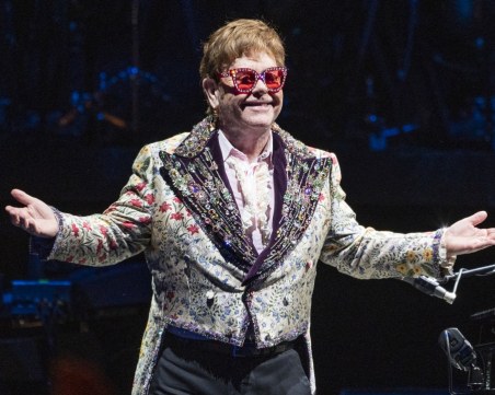 Сър Елтън Джон се сбогува с феновете си: Ще останете в главата, сърцето и душата ми