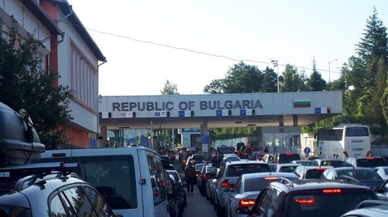 Над 3 часа се чака за влизане през 
