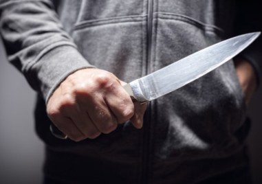 Полицията арестува тийнейджър след като намушка с нож свой преподавател