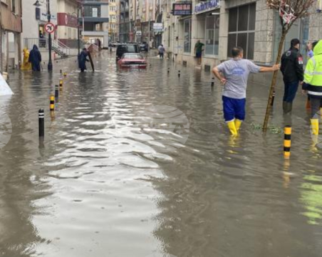 Двама загинали след проливните дъждове в Турция