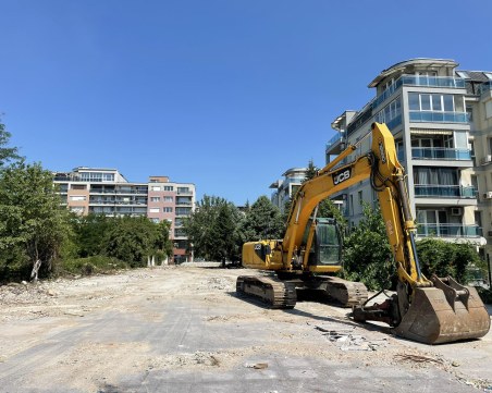 Събориха сградата на бившия хотел „Афродита”, вдигат нова постройка към болница