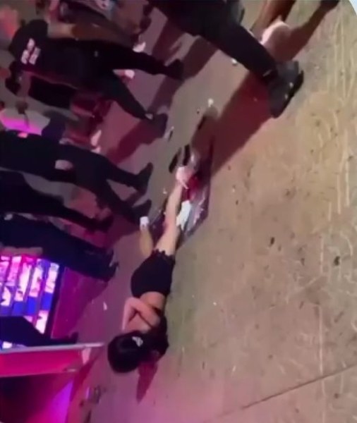 Агресивно е било момичето, което е заснето да лежи вързано