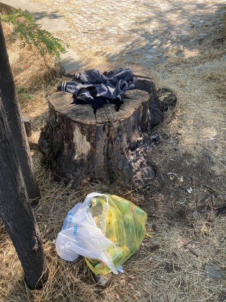 Бездомник окупира Сахат тепе в Пловдив и замърсява ежедневно района.