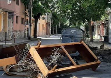 Боклуци захвърлени на улица в Пловдив навяха аналогии с протестите