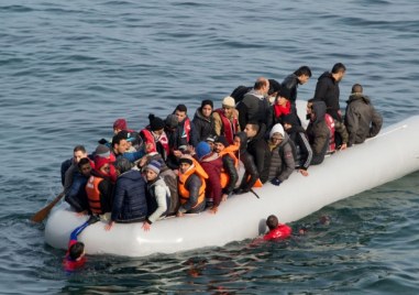 Испанската брегова охрана е спасила 86 мигранти от Субсахарска Африка