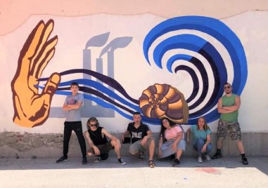 Ученици от Националната художествена гимназия Цанко Лавренов създадоха голям стенопис