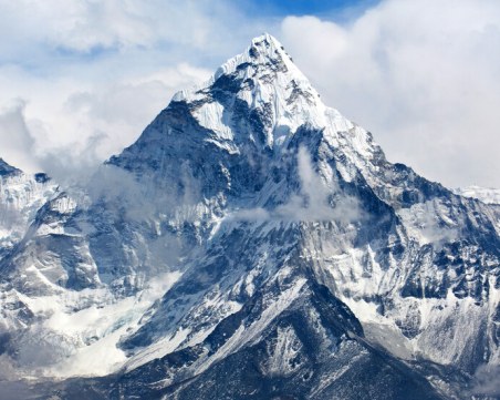 Хеликоптер с туристи се разби близо до Еверест, загина петчленно семейство