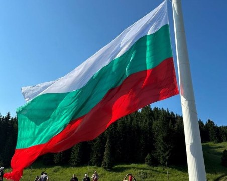 Издигнаха българското знаме на пилона в Рожен