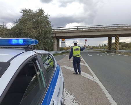 Откриха 18 мигранти в тайник на микробус в Бургас