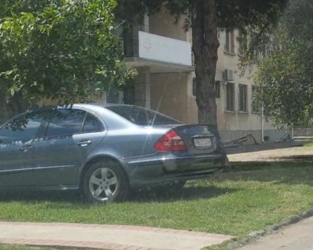 Шофьор обърка парка в Крумово с паркинг