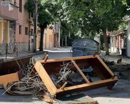 Пловдивчанин си изхвърли боклуците по средата на улицата в Кючука