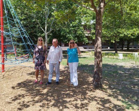 Приключва изграждането на площадка за деца със специални потребности в район „Централен