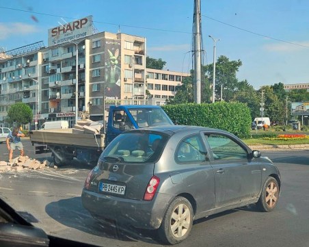 Разпилени тухли преградиха кръговото на Панаира