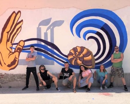 Таланти от художествената гимназия нарисуваха стенопис върху фасада на училище в Пловдив