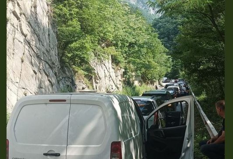 Инцидент край Бачково е затворил пътя Асеновград-Смолян, предаде .Прочетете ощеРазпилян
