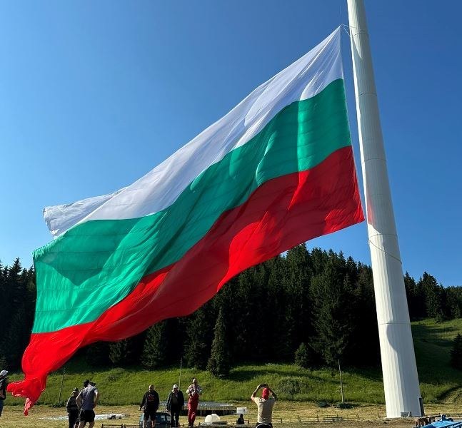 Издигнаха българското знаме на пилона в Рожен