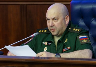 Заместник командващият руските войски в Украйна генерал Сергей Суровикин в момента