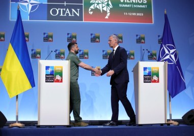 Украинския президент Володимир Зеленски и генералния секретар на НАТО Йенс