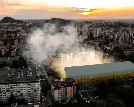 Феновете на Ботев ще гледат на видеостена пловдивското дербито на Колежа