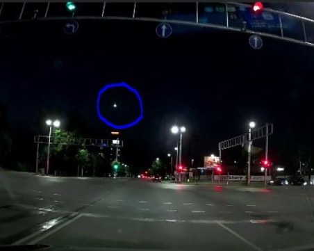 Видеорегистратор на автомобил в Пловдив засне метеора, осветил небето на България