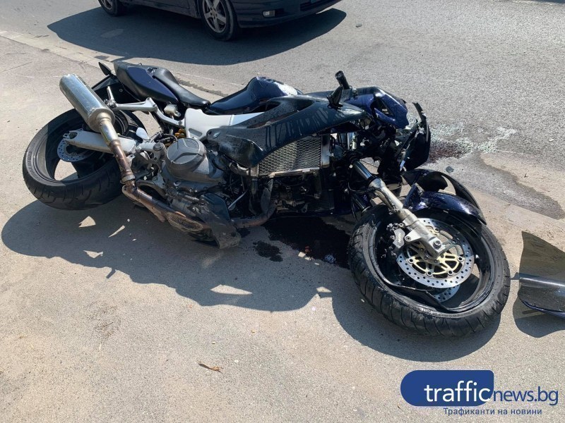 Автомобил блъсна мотоциклетист около Панаира, откаран е в болница