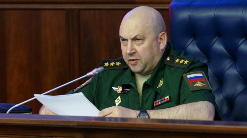 Заместник-командващият руските войски в Украйна генерал Сергей Суровикин в момента