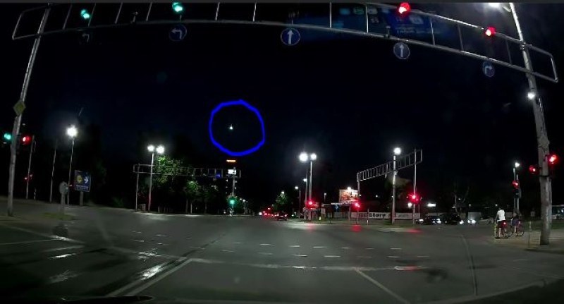 Видеорегистратор на автомобил в Пловдив засне метеора, осветил небето на България