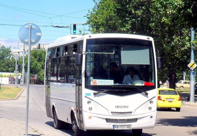Жена припадна в претъпкан автобус на градския транспорт в Пловдив, возил пътници без климатик