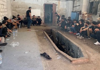 40 нелегални мигранти са открити в склад до София Има