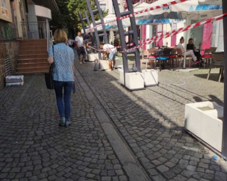 Подпори за тенти на нова сладкарница в Капана преградиха основна улица! А ако стане пожар?!