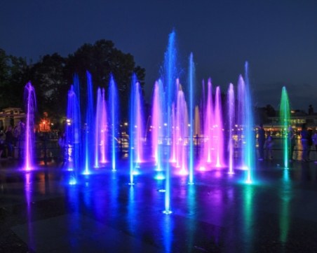 Музикалното шоу на Пеещите фонтани вече шест дни от седмицата
