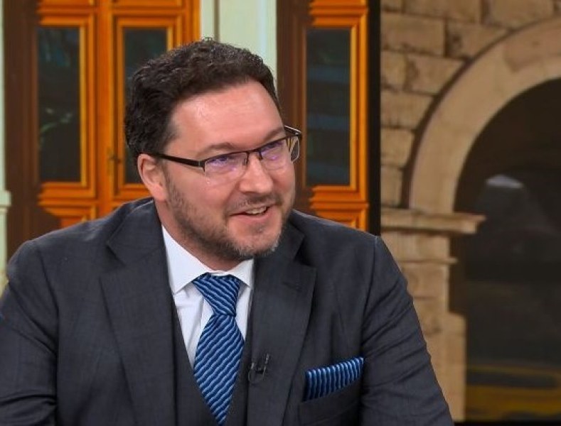Даниел Митов: България ще предостави над 100 броя бронирана техника на Украйна