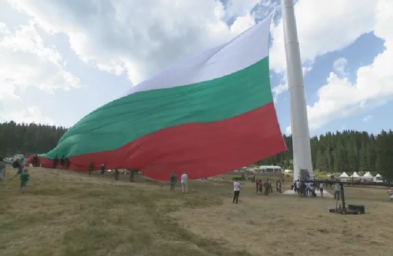 Издигат българския трибагреник на пилона