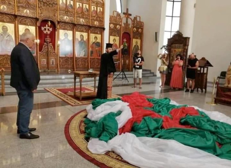 Карабашлиев: Националното знаме не трябва да докосва земята, а тук е захвърлено като мръсно пране