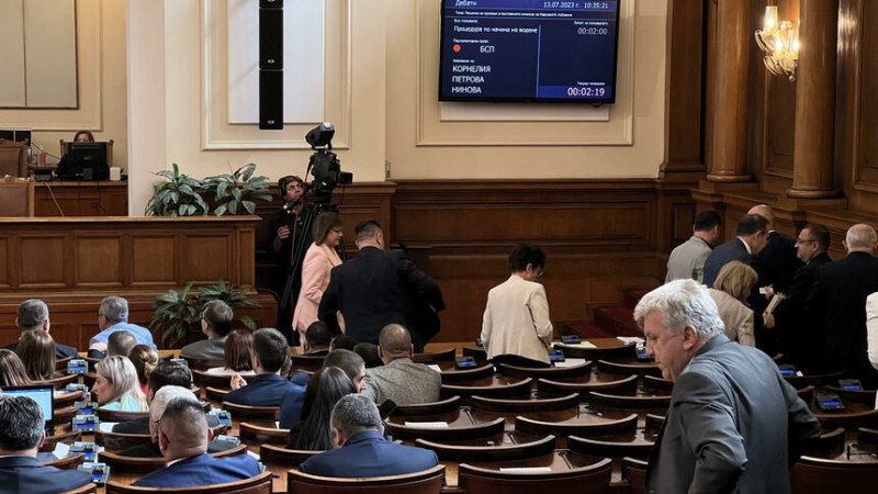 Скандал в парламента, опозицията напусна пленарната зала