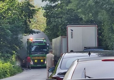 Камионът с извънгабаритен товар който потегли от пловдивското село Войводиново