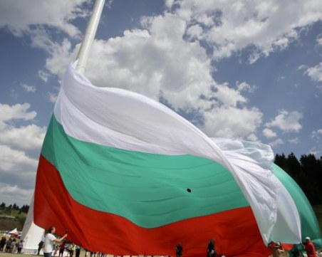 Двама дарители ще поддържат роженското знаме следващите 10 години