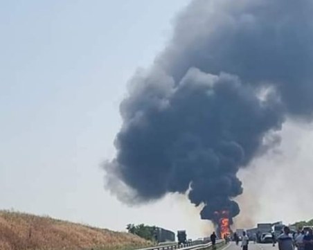 Камион гори на АМ 