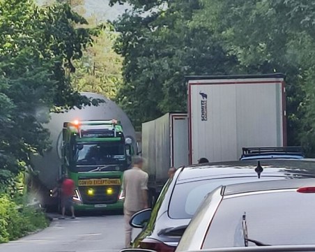 Камионът с извънгабаритен товар, който потегли от Пловдивско, блокирал Ришкия проход