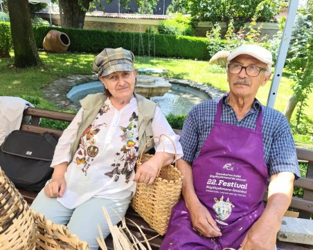 Мехмед и Емел - от превода и писането до плетенето на кошници
