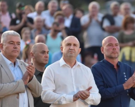 Не пилонът със знамето, а човекът, който събира нов партиен електорат с държавни пари, е проблемът