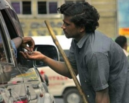 От дрипи до богатство: Мъж стана милионер, просейки на улицата