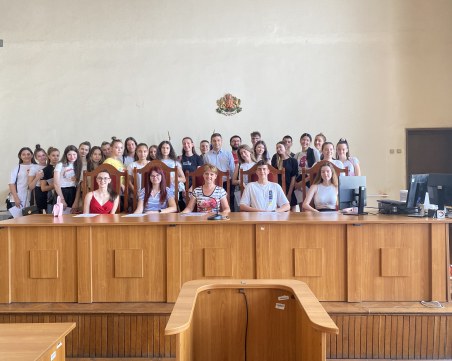 Ученици от търговската гимназия завършиха практическо обучение в Пловдивския съд